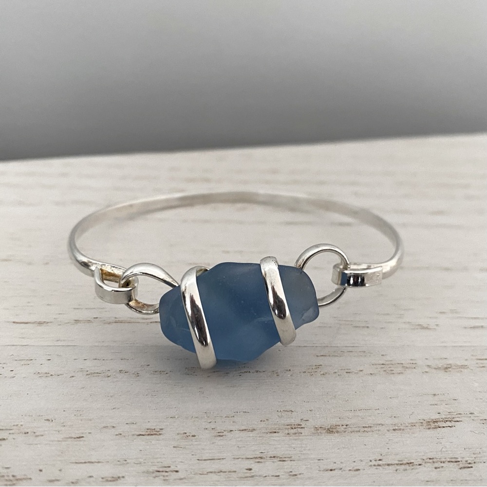 Blue Sea-glass Beach Inspired Silver-tone Bracelet. 🩵